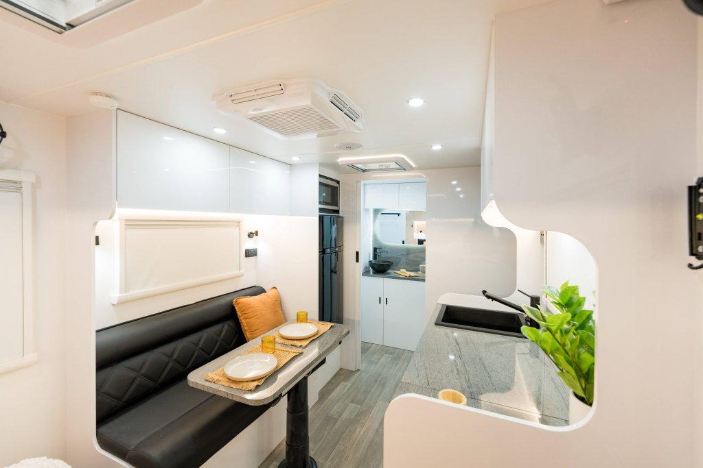 Grand’s Nomad 17′ Couples Caravan